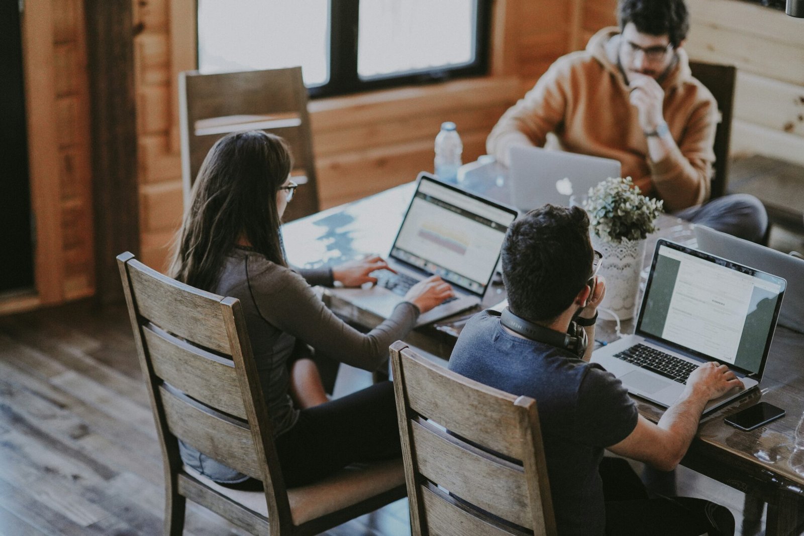 people_working_in_coworking_space