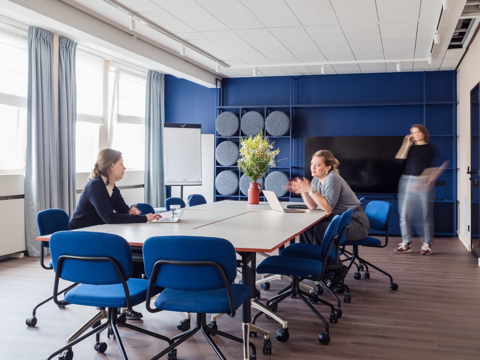 Besprechungsraum im AlexOne Berlin Mitte einer ATworld Location Meetingsituation zwischen zwei Menschen