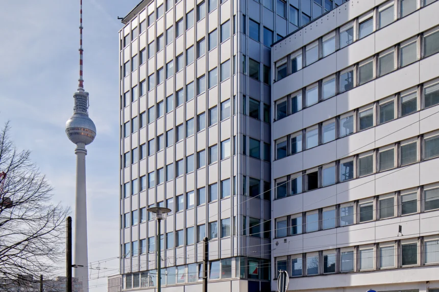 alexanderstrasse-aussenansicht-fernsehturm-tram-alex-one