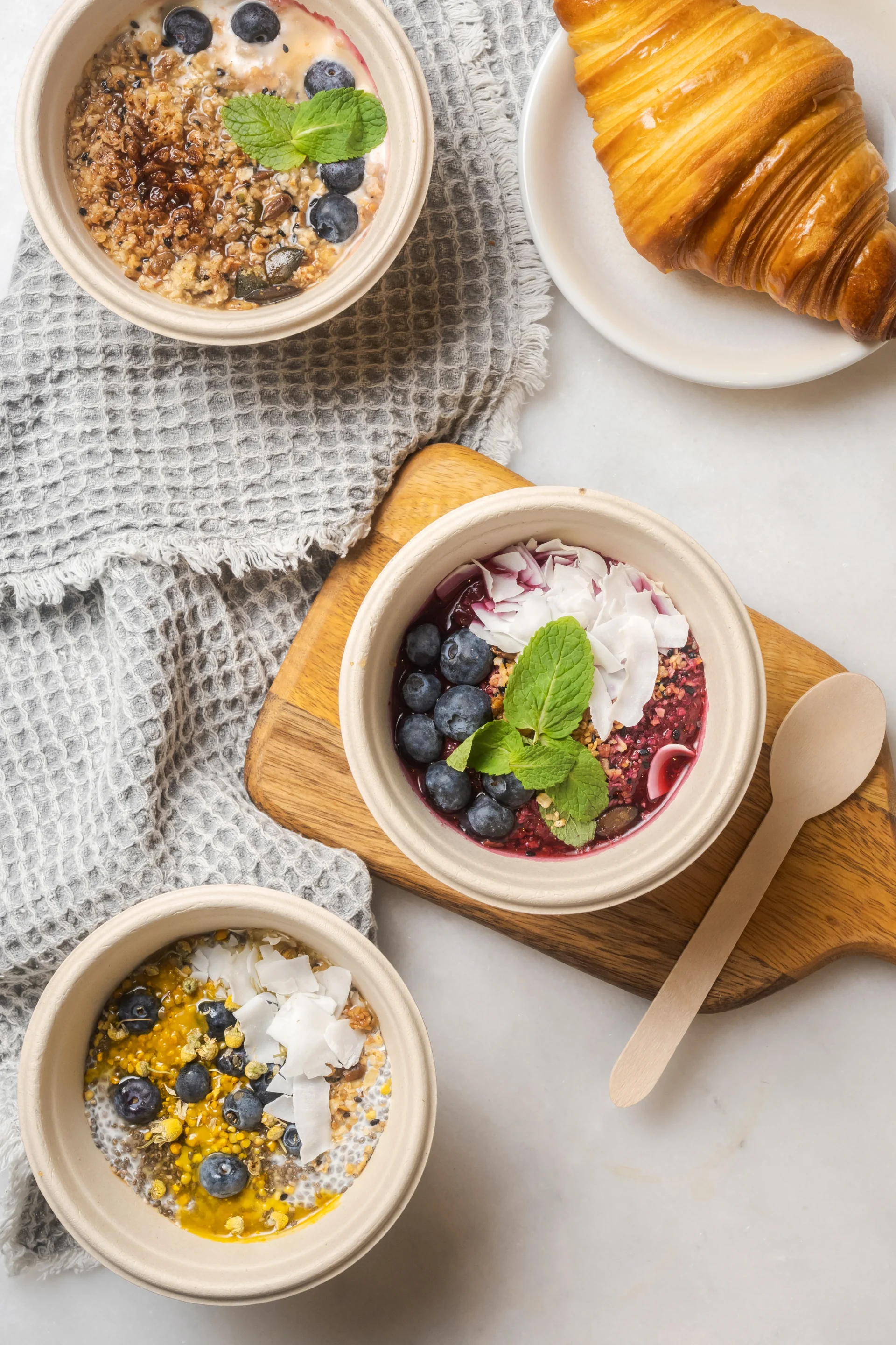porridge-beeren-kokos-frühstücksbowls
